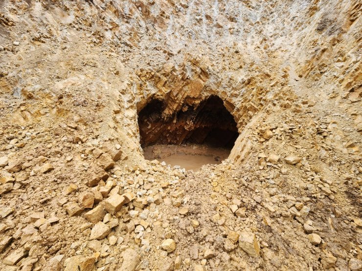 Yol çalışmasında keşfedilen mağara, yer altı sularıyla oluşmuş