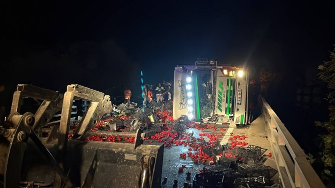 Kamyon ile kamyonet çarpıştı: 1 ölü, 6 yaralı