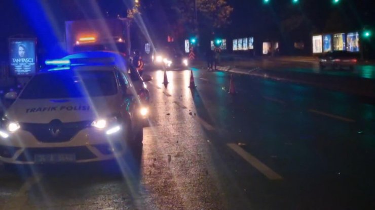 Motosiklet otomobille çarpıştı: 1 ölü, 2 yaralı