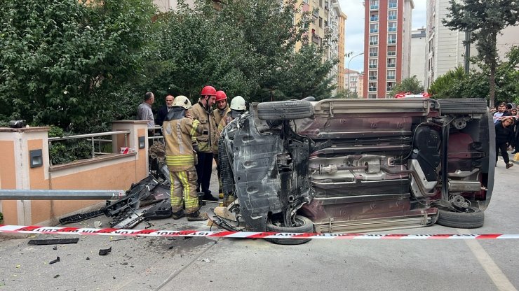 Otomobil çarptığı elektrik direğini söküp yan yattı