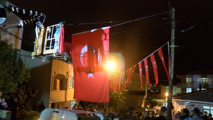 Şehit evine ateş düştü