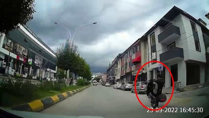 Tek teker giden motorcu tehlike saçtı