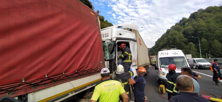 TIR'da sıkışan sürücü 45 dakikada çıkarıldı
