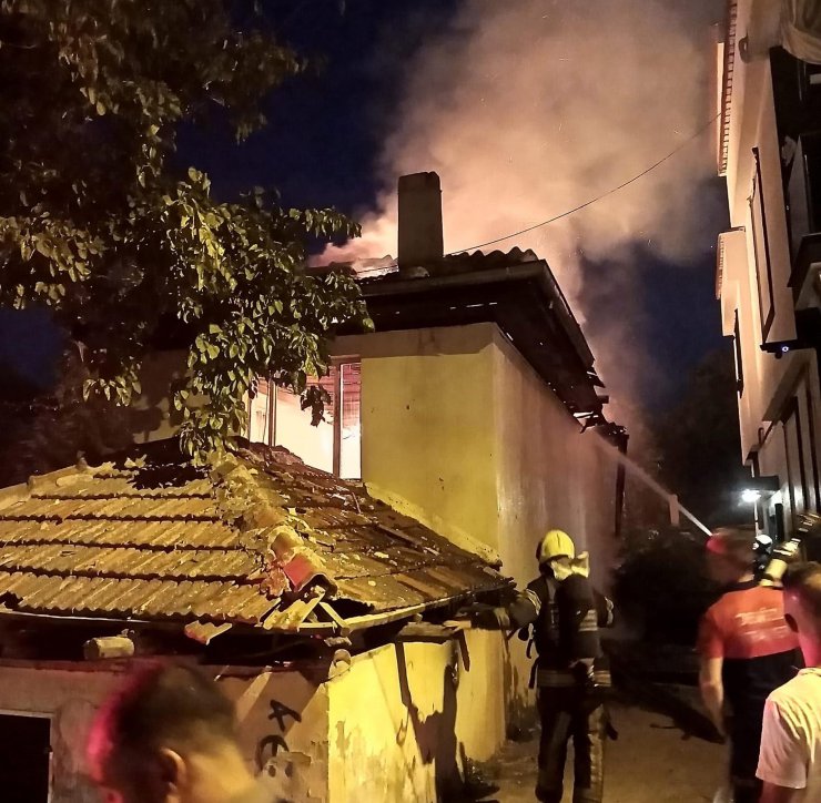 2 katlı müstakil ev alev alev yandı
