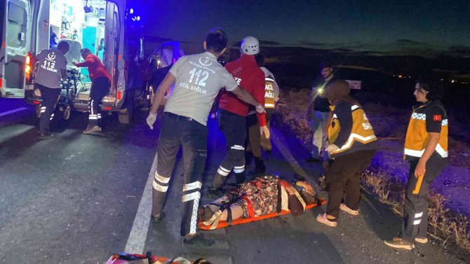 Aksaray-Konya karayolunda otomobil traktöre arkadan çarptı: 2’si ağır 3 yaralı