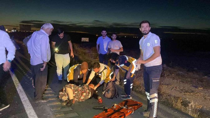 Aksaray-Konya karayolunda otomobil traktöre arkadan çarptı: 2’si ağır 3 yaralı