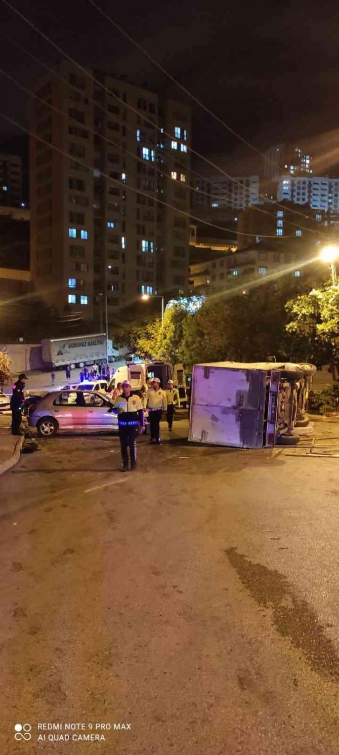 Park halindeki araçlara çarptıktan sonra devrilen kamyonetin sürücüsü hayatını kaybetti