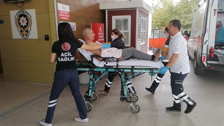 Arkadaşı tarafından bıçaklandı, sağlık ocağına sığındı