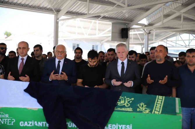 Cesedi derin dondurucuda saklanan çocuğu üşümesin diye hırkasını tabutuna sardı