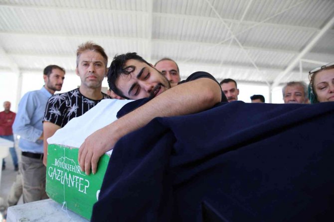 Cesedi derin dondurucuda saklanan çocuğu üşümesin diye hırkasını tabutuna sardı