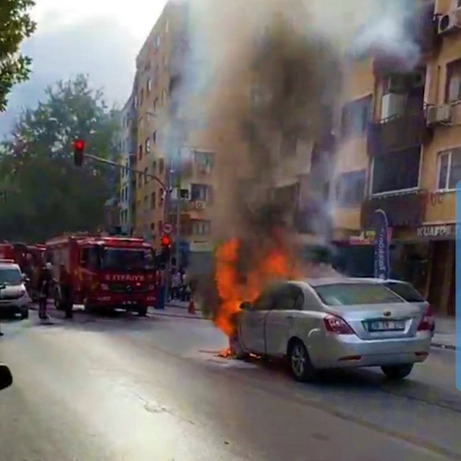Işıkta bekleyen otomobil alev alev yandı