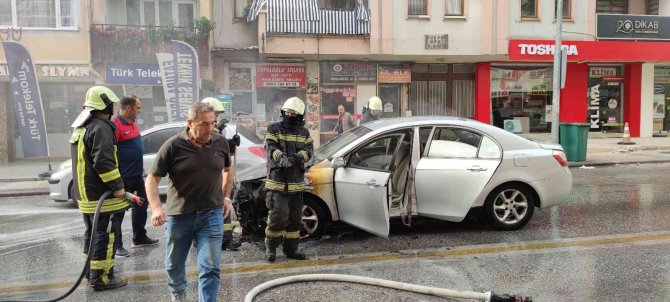 Işıkta bekleyen otomobil alev alev yandı