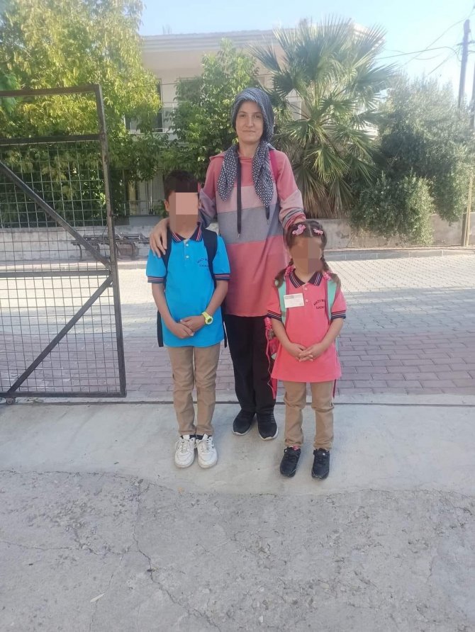 Odun yüklü traktör, karı kocayı ayırdı