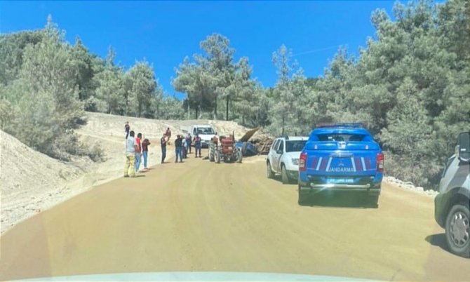 Odun yüklü traktör, karı kocayı ayırdı