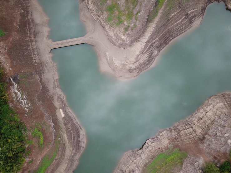 Sular çekildi, eski köprü ortaya çıktı