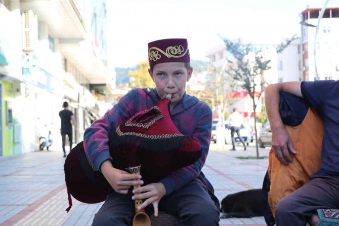 4 yaşında tulumu kendi çabalarıyla çalmaya başladı