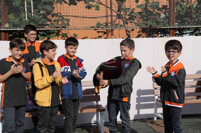 4 yaşında tulumu kendi çabalarıyla çalmaya başladı