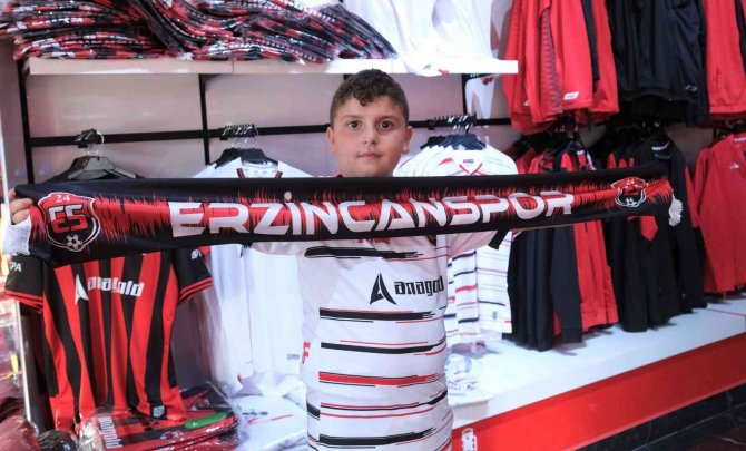 Çocuk taraftarın tribündeki ruh hali sosyal medyayı salladı