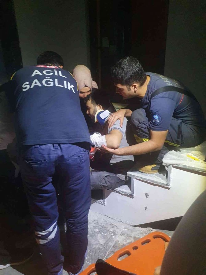 İnşaatın asansörüne düşen 2 işçi yaralandı