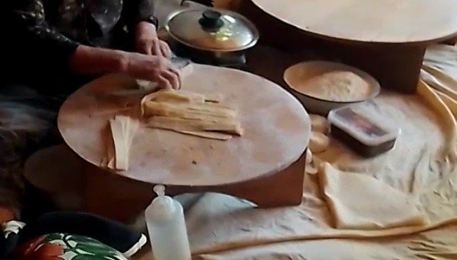 Kadınlar kışlık yiyecek hazırlığında