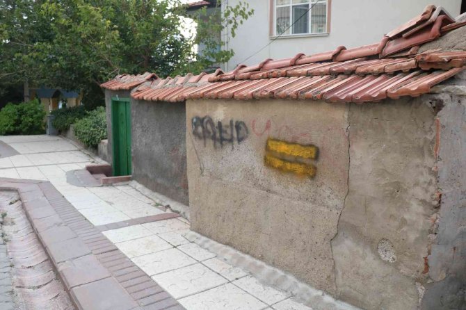 756 yıllık kümbet tahrip edildi