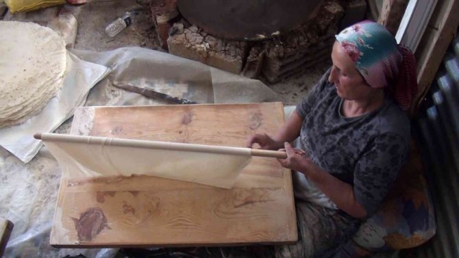 Konyalı ev hanımlarının kışlık yufka ekmeği yapımı