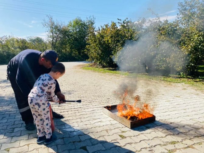 Küçük itfaiyeciler yangın söndürdü