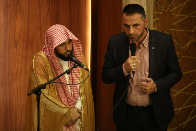 Mescid-i Haram imamı el-Cuheni, Kosova’da namazı kıldırdı