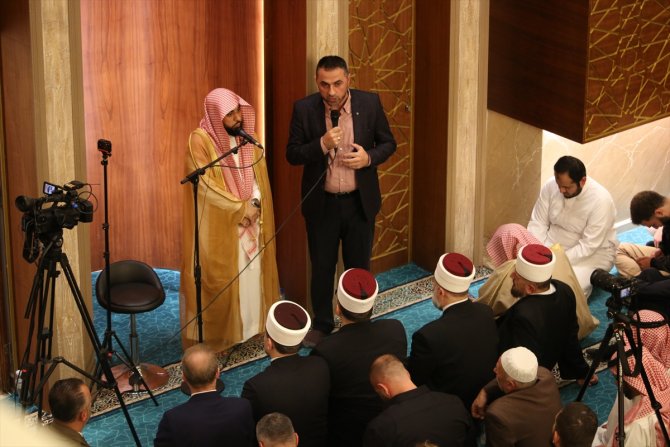 Mescid-i Haram imamı el-Cuheni, Kosova’da namazı kıldırdı