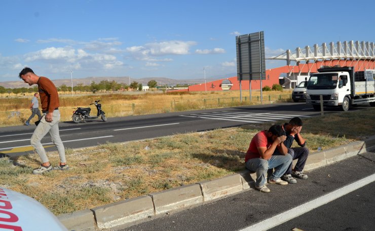 Otomobil, TIR'a çarptı: 2 ölü