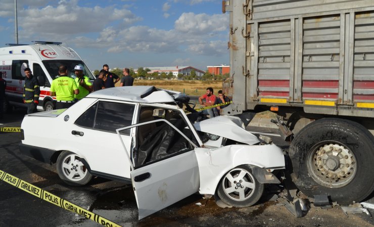 Otomobil, TIR'a çarptı: 2 ölü