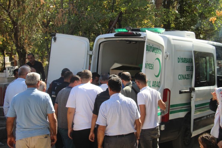 Otomobilinde boğazı kesilerek öldürülüp parası çalınmıştı, memleketinde toprağa verildi