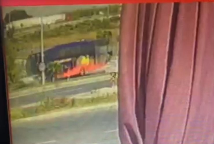 Ters yöne giren otomobille otobüsün çarpıştığı kaza kamerada