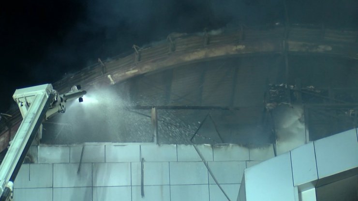 Yanan tencere fabrikasında söndürme çalışmaları sürüyor