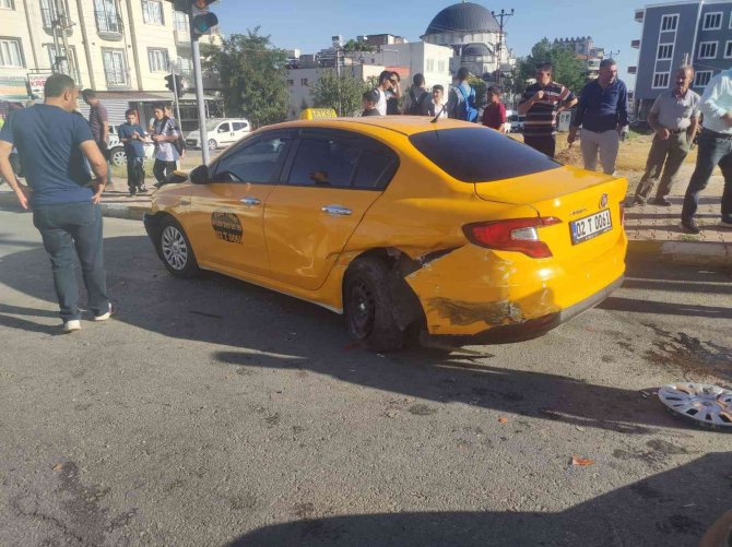 7 otomobil bir birine girdi: 1 yaralı