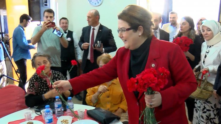 Aile ve Sosyal Hizmetler Bakanı Yanık, yaşlılar ile bir araya geldi