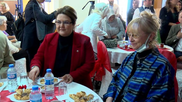 Aile ve Sosyal Hizmetler Bakanı Yanık, yaşlılar ile bir araya geldi