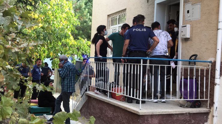 Av tüfeğiyle başından vurulmuş halde ölü bulundu