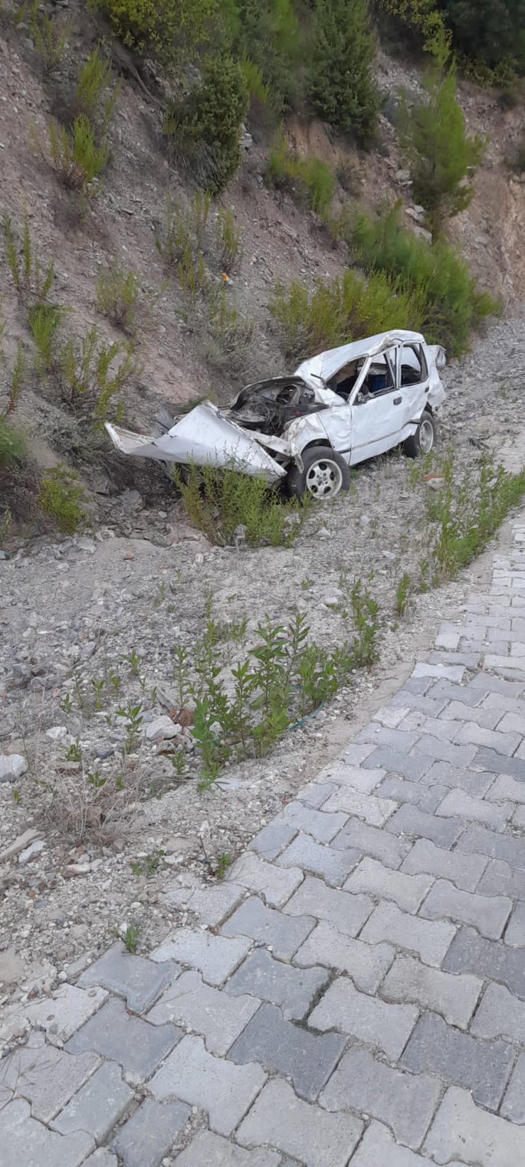 Devrilen otomobilde aynı aileden 1 kişi öldü, 6 kişi yaralandı