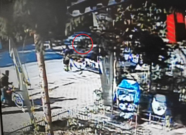 Elektrikli bisikletliye silahlı saldırı kamerada