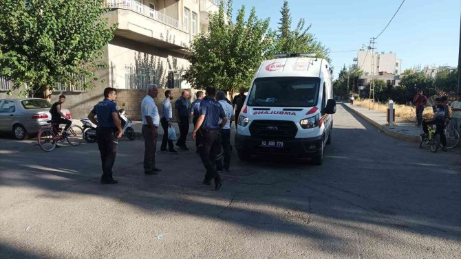 Otomobilin çarpıp kaçtığı ambulanstaki doktor yaralandı