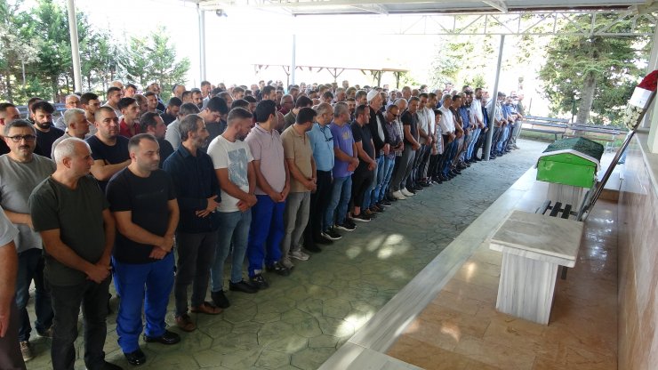 Aracıyla otobüse ve durakta bekleyenlere çarpan Eray, toprağa verildi