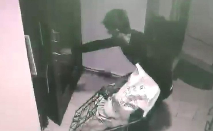 Aynı apartmana art arda iki kere girdi: Ne bulduysa çaldı