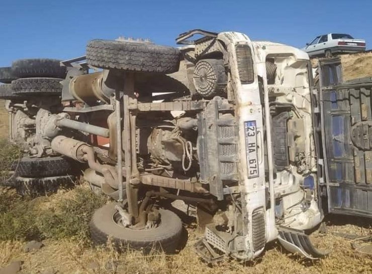 Beton mikseri şarampole yuvarlandı; operatör yaralı