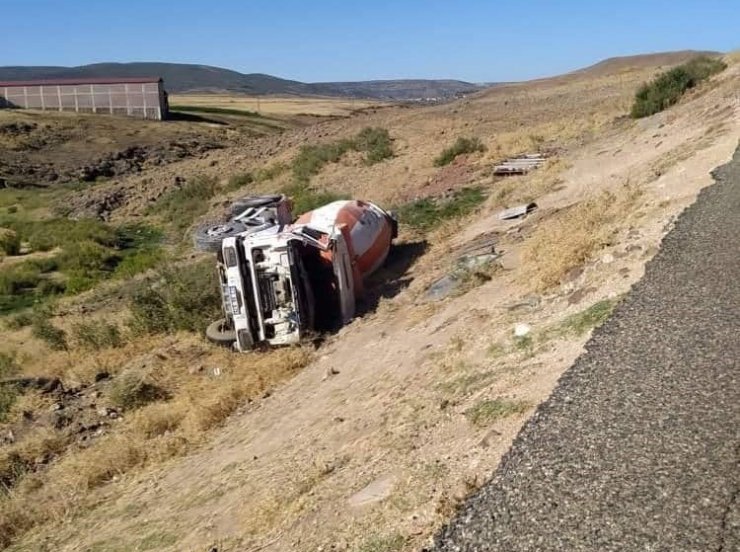 Beton mikseri şarampole yuvarlandı; operatör yaralı