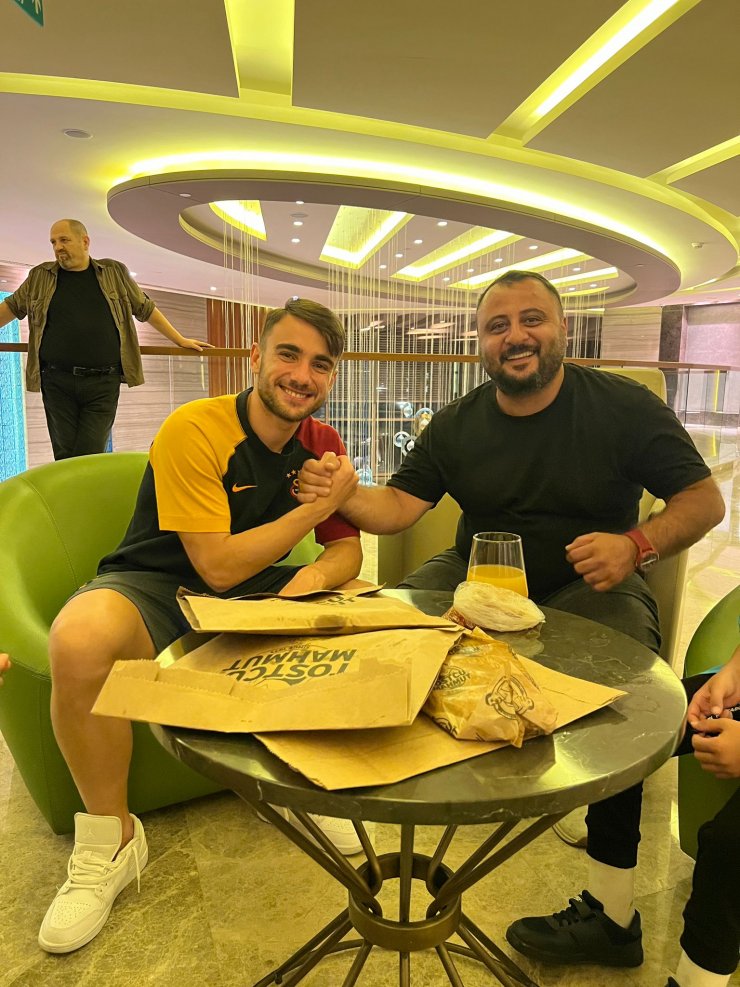 Galatasaraylı oyunculara 'Adana tostu' ikram edildi