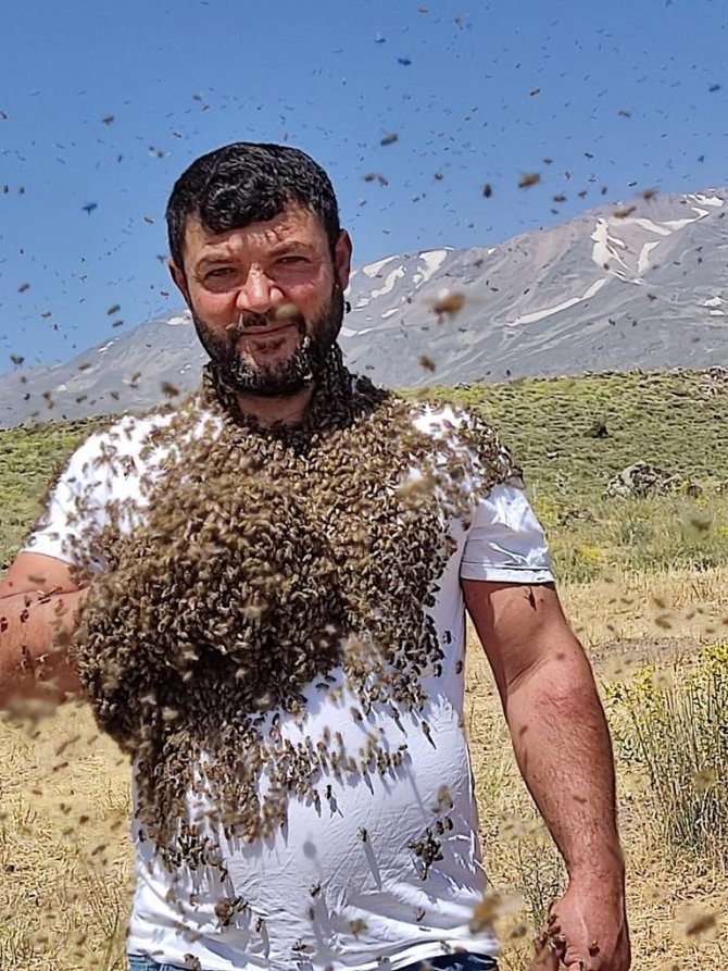 Görenler şaşkın! Binlerce arıyı çıplak vücudunda taşıyor