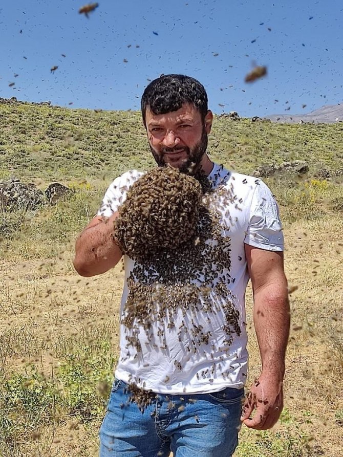 Görenler şaşkın! Binlerce arıyı çıplak vücudunda taşıyor