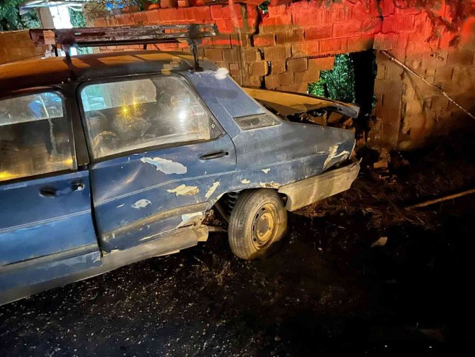 İki kişinin yaralandığı kazada kaçan sürücü araç plakasını düşürdü