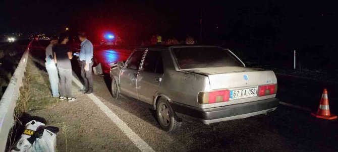 Otomobil traktöre arkadan çarptı: Yaralılar var